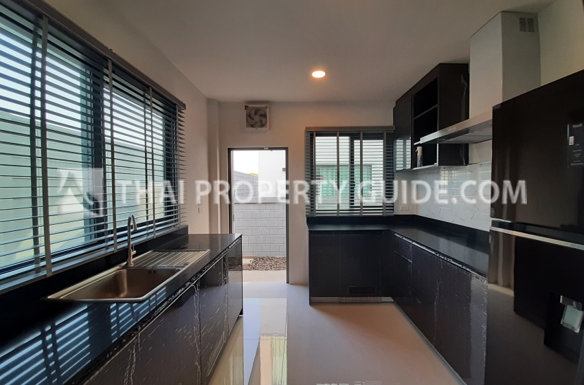 House with Shared Pool in Bangnatrad 